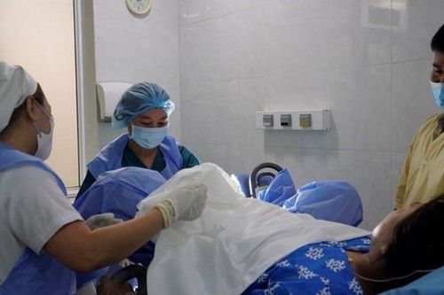 Hỗ trợ bằng tiền từ 30,000,000 đồng - 60,000,000 đồng và đề xuất tặng bằng khen cho các xã có tỷ lệ cặp vợ chồng trong độ tuổi sinh đẻ sinh đủ 02 con từ bao nhiêu phần trăm trở lên?