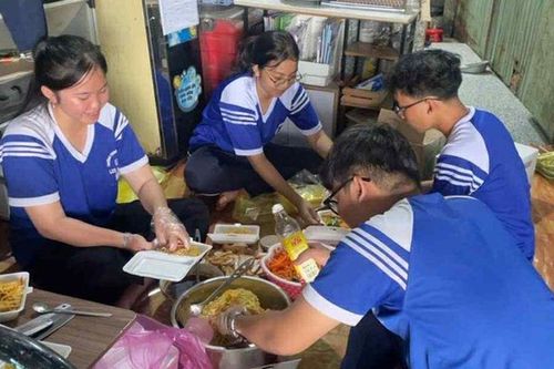 Nhận 100 nghìn quà Tết Độc lập, nhóm học sinh Cần Thơ gây xúc động khi cùng nhau nấu 50 suất ăn tặng người nghèo
