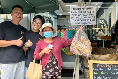 Đôi vợ chồng ở Sài Gòn duy trì xe 'bánh mì treo' gần 2 năm: Trạm trung chuyển yêu thương cho người khó khăn