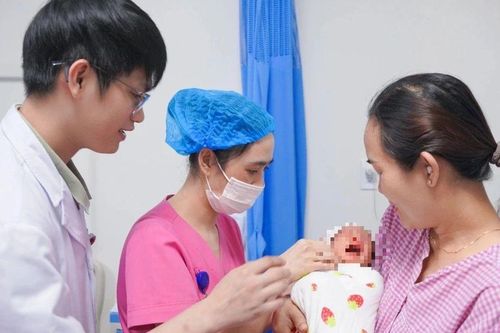 Cảnh sát giao thông dùng xe tuần tra dẫn đường cho sản phụ đi cấp cứu