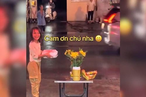 Cô bé khoảng 10 tuổi lễ phép xin đồ cúng rằm tháng Bảy trước một cửa hàng điện thoại khiến ai cũng cảm thán