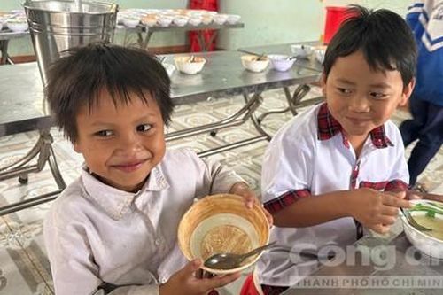 Thầy cô hàng ngày nấu ăn sáng miễn phí cho hơn 500 học sinh vùng cao