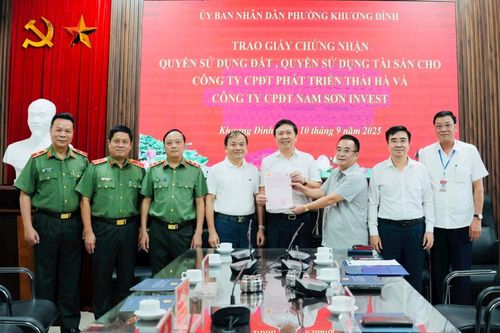 Hai tổ chức đầu tiên được phường Khương Đình trao 'sổ đỏ'