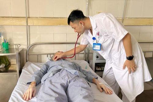 Cứu sống bệnh nhân ho ra máu kèm nhiều bệnh nguy hiểm