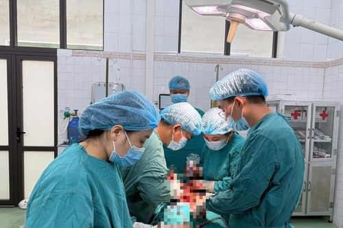 Cứu sống người phụ nữ có khối u 'khủng' bị xoắn, nguy cơ vỡ