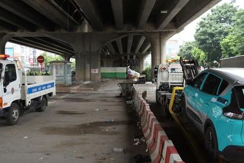 Sau vụ cháy 500 xe máy, CSGT - Công an xử lý hàng loạt tài xế đỗ xe dưới gầm Vành đai 3
