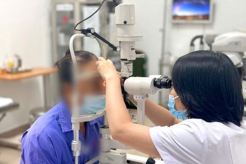Ngứa mi mắt 3 năm, cụ bà đi khám bất ngờ phát hiện ra thủ phạm