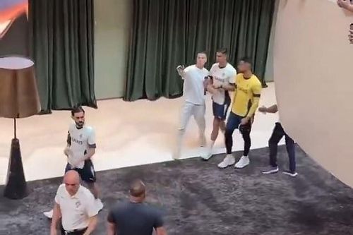 Ronaldo gây sốc khi chửi CĐV