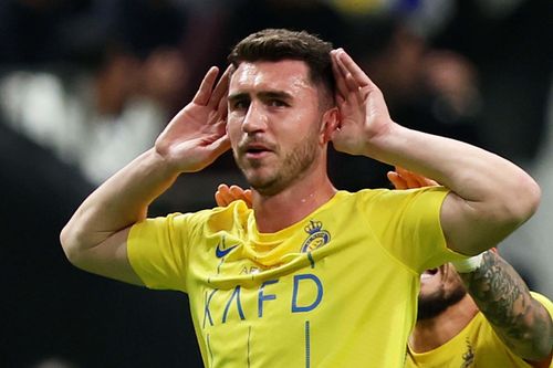 Laporte là tù nhân trong 'chiếc lồng vàng'