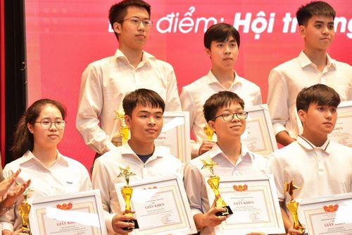 Màn giới thiệu tân sinh viên Bách khoa Hà Nội gây chú ý
