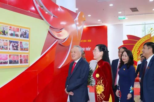 Lãnh đạo Đảng, Nhà nước tham quan khu trưng bày tại Đại hội đại biểu Đảng bộ tỉnh Quảng Ngãi