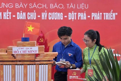 Trưng bày sách, báo, tài liệu chuyên đề: 'Dân chủ - Kỷ cương - Đột phá - Phát triển'