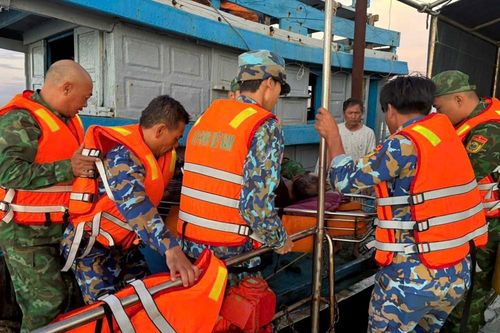 Cứu ngư dân bị tai nạn trên biển