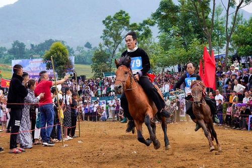 Lên rẻo cao Tả Lèng vui hội đua ngựa với đồng bào Mông