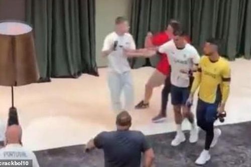 Ronaldo bị chỉ trích khi thiếu thân thiện, thậm chí còn chửi CĐV
