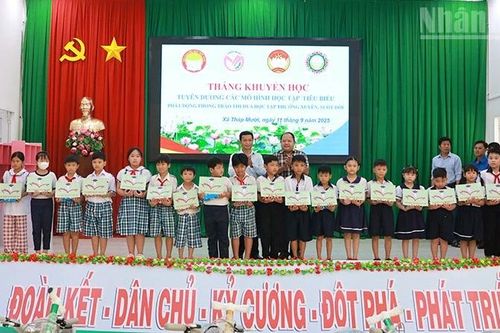 Trao quà, học bổng tặng 325 học sinh Tháp Mười