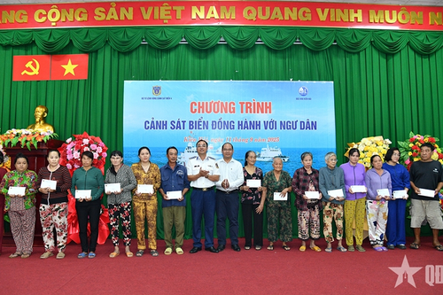 Bộ tư lệnh Vùng Cảnh sát biển 4 đồng hành với ngư dân đặc khu Kiên Hải, An Giang
