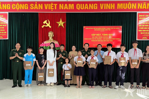 Đồn Biên phòng Sơn Trà trao quà tặng học sinh trong Chương trình 'Nâng bước em tới trường-Con nuôi đồn Biên phòng'
