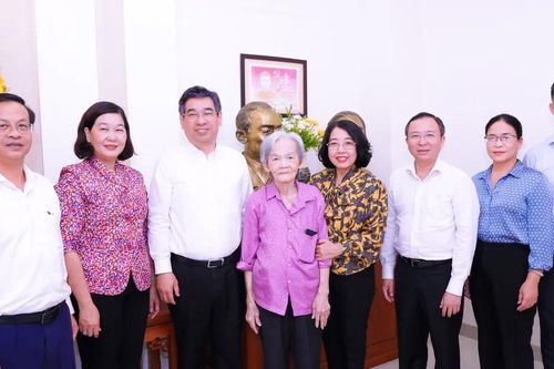 Đoàn lãnh đạo TPHCM dâng hương cố Tổng Bí thư Lê Hồng Phong