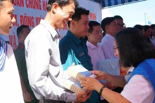 Đoàn đại biểu TPHCM thăm, tặng quà tại đặc khu Thổ Châu