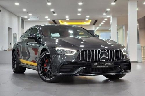 Xe Mercedes-Benz hạng sang tồn kho tại Việt Nam 'vừa bán vừa cho'