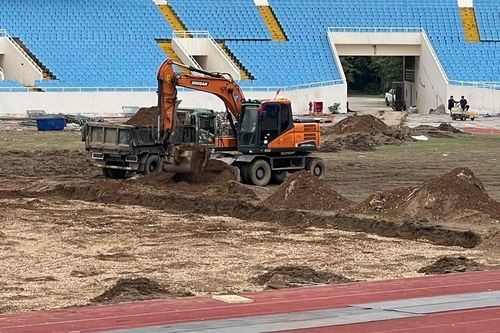 Cận cảnh máy móc đào xới, nâng cấp mặt cỏ sân Mỹ Đình