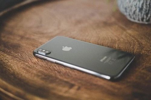 Người tinh tế luôn úp điện thoại xuống bàn vì lý do này