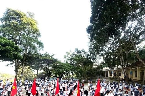 Học sinh vùng lũ Nghệ An nhận học bổng đầu năm học mới