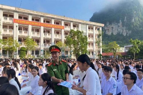Các trường học Tuyên Quang nâng cao ý thức chấp hành pháp luật cho học sinh