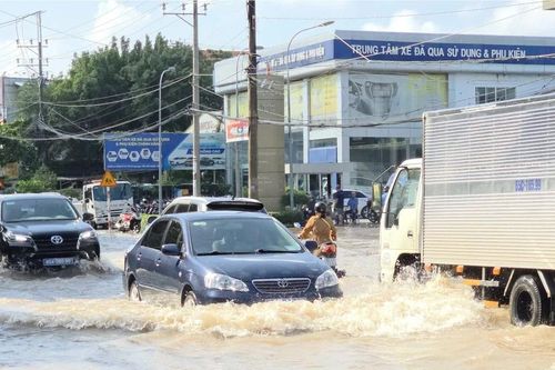 Triều cường ở Cần Thơ vượt mức báo động 3, nhiều tuyến đường ngập sâu