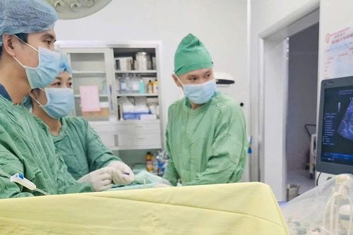 Can thiệp bào thai thành công, truyền ối cứu thai nhi 25 tuần tuổi