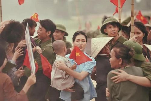 Mưa đỏ cùng hai bản tình ca từ tiền tuyến đến hậu phương