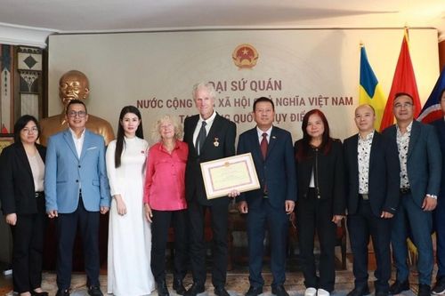 Đạo diễn Thụy Điển được trao tặng Kỷ niệm chương Vì sự nghiệp văn hóa, thể thao và du lịch Việt Nam