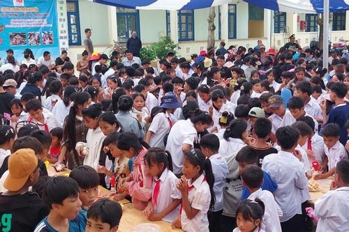 Phối hợp tặng quà cho nhân dân và học sinh ở khu vực biên giới