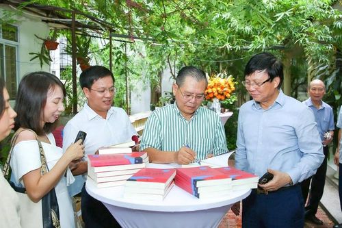 '10h sáng Chủ Nhật' - Trang viết nhân văn của một cây bút báo chí giàu tâm huyết