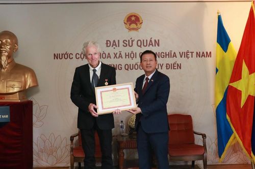 Trao Kỷ niệm chương Vì sự nghiệp Văn hóa, Thể thao và Du lịch cho đạo diễn phim người Thụy Điển Bo Öhlén