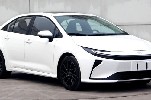 Xe bán chạy nhất mọi thời đại của Toyota sắp được làm mới