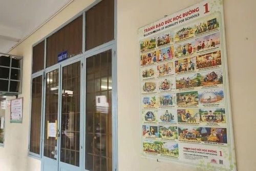Trường tiểu học ở TPHCM treo tranh dạy 'nhân quả', chính quyền địa phương nói gì?