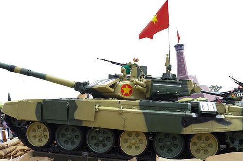 Dàn xe tăng hiện đại của Quân đội Việt Nam thu hút người dân