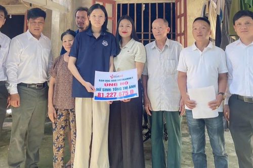 Báo VietNamNet trao hơn 81 triệu đồng tới nữ sinh nghèo học giỏi Tống Thị Ánh