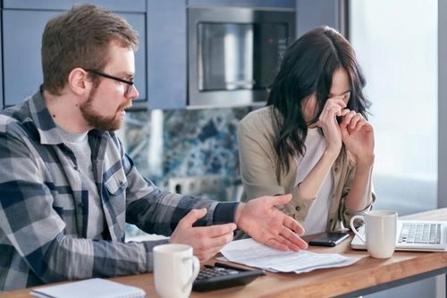 Vợ vay tiền chơi cờ bạc, chu cấp tình trẻ: Chồng có phải trả nợ khi ly hôn?
