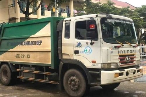 Nam sinh bị xe chở rác cán tử vong trong trường, người mẹ yêu cầu làm rõ