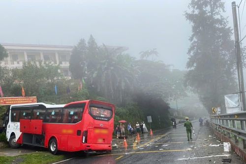Xe khách chở 36 người mất phanh lao vào gần trường tiểu học