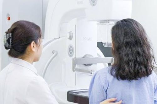 Người phụ nữ phát hiện ung thư vú giai đoạn sớm nhờ làm việc này định kỳ