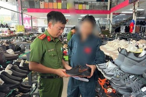 Phát hiện 2 'Trung tâm thời trang' bán hàng không rõ nguồn gốc, xuất xứ