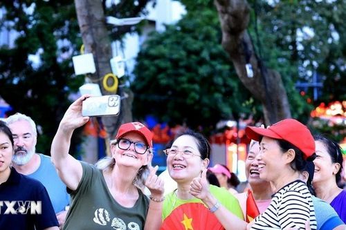 Toàn quyền Australia tản bộ quanh hồ Gươm, trải nghiệm Thu Hà Nội