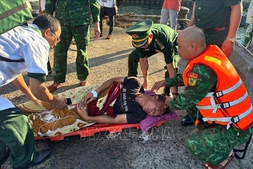 Bộ đội Biên phòng kịp thời cứu ngư dân bị tai nạn trên biển