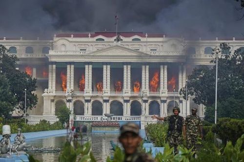Người dân Nepal đổ xô mua thực phẩm, cầu nguyện bình an