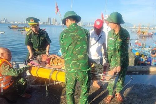 Thuyền viên bất tỉnh giữa biển được Biên phòng ứng cứu khẩn cấp