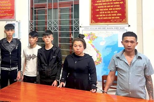Tạm giữ 'nữ quái' 9X cùng đồng bọn dùng mã tấu tấn công người đi đường